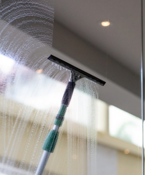 A shower head with a long handle attached to it